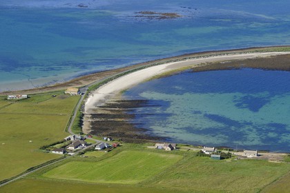 Royaume-Uni, Ecosse, Iles Orcades, Ile de Hoy, chaussée étroite sur le banc de sable qui était connu comme le Ayre menant à la presqu'île de South Walls (vue aérienne)