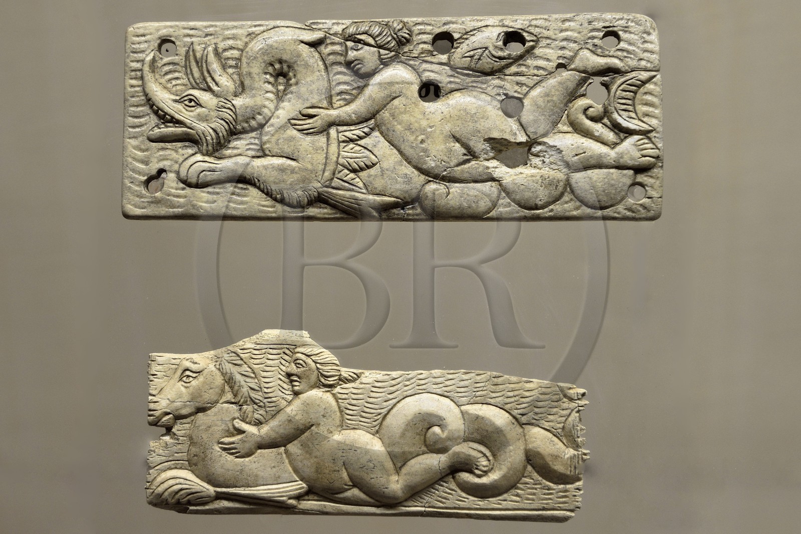 France, Corse-du-Sud (2A), Sartène, Musée de préhistoire corse et d’archéologie, du site de Castello (Corte), industrie sur os, plaquette pour décor de coffret en haut et élément central de peigne en bas