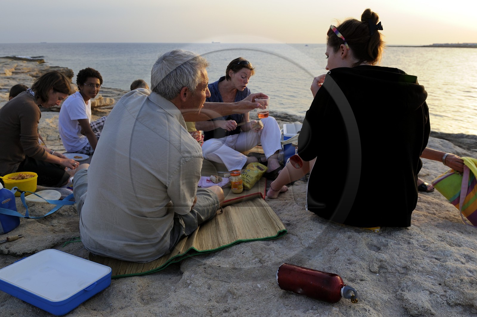 France, Bouches-du-Rhône (13), Côte Bleue, Sausset-les-Pins, pique-nique en famille en bordure de mer à l'Anse du Verdon