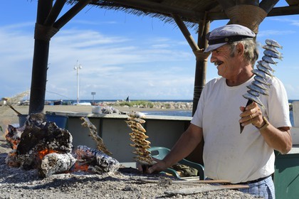 Espagne, Andalousie, Malaga, quartier des pêcheurs de Pedregalejo, pêcheur et sardines grillées