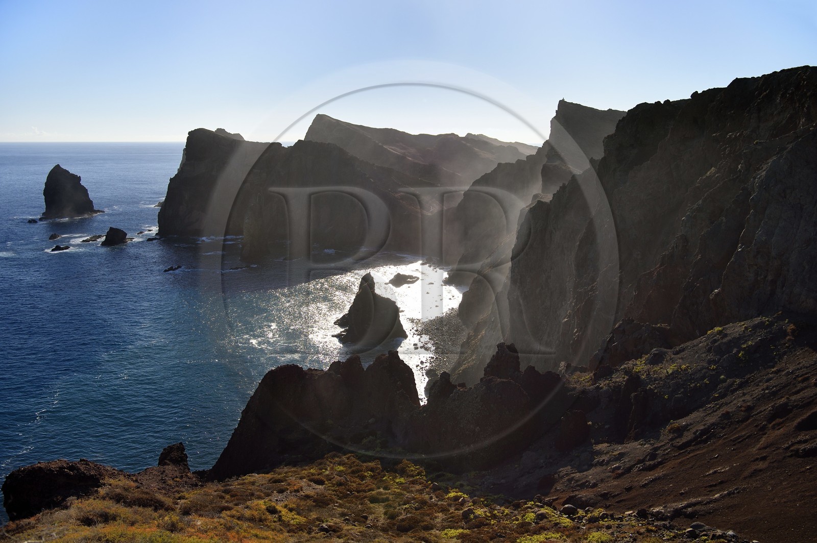 Portugal, Ile de Madère, randonnée dans la réserve naturelle de la Ponta de Sao Lourenço (pointe Saint Laurent) à l'extrême Est de l'ile, les falaises de la Ponta do Rosto vues depuis le Miradouro da Luna