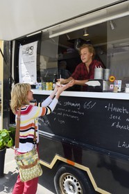Suède, Västra Götaland, Göteborg (Gothenburg), vente à emporter de hareng purée