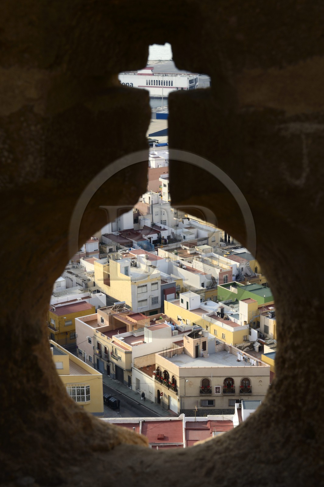 Espagne, Andalousie, Almeria, vue sur le quartier de la Medina dans la vieille ville à travers une meurtrière de la forteresse La Alcazaba