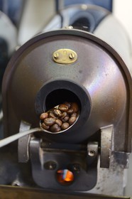 Panama, Chiriqui province, Boquete, Coffee Plantation Finca Lerida, roasting coffee beans