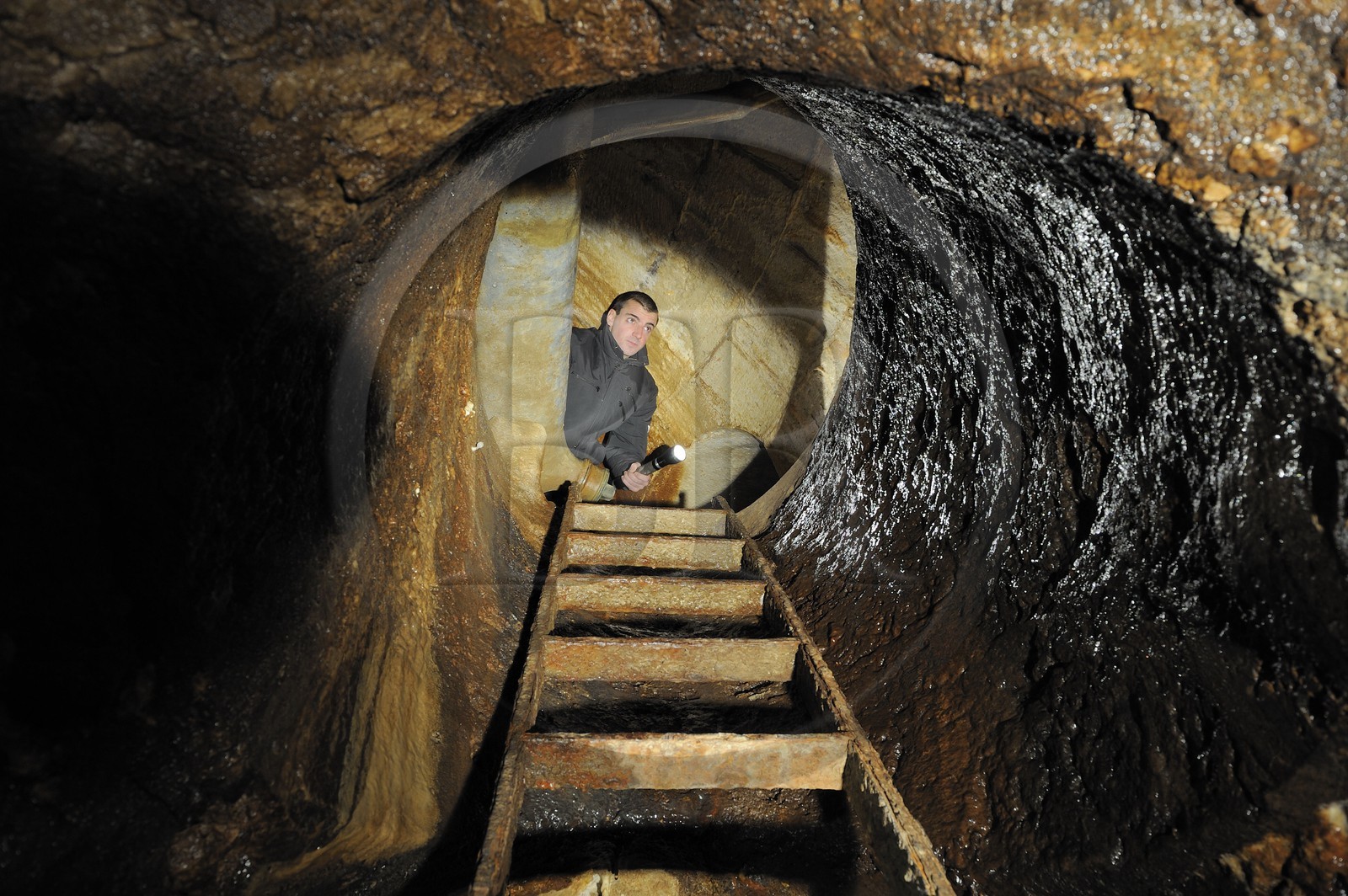 France, Yvelines (78), château de Versailles, classé Patrimoine Mondial de l'UNESCO, le réseau hydraulique souterrain des fontaines, sous la fontaine de Latone
