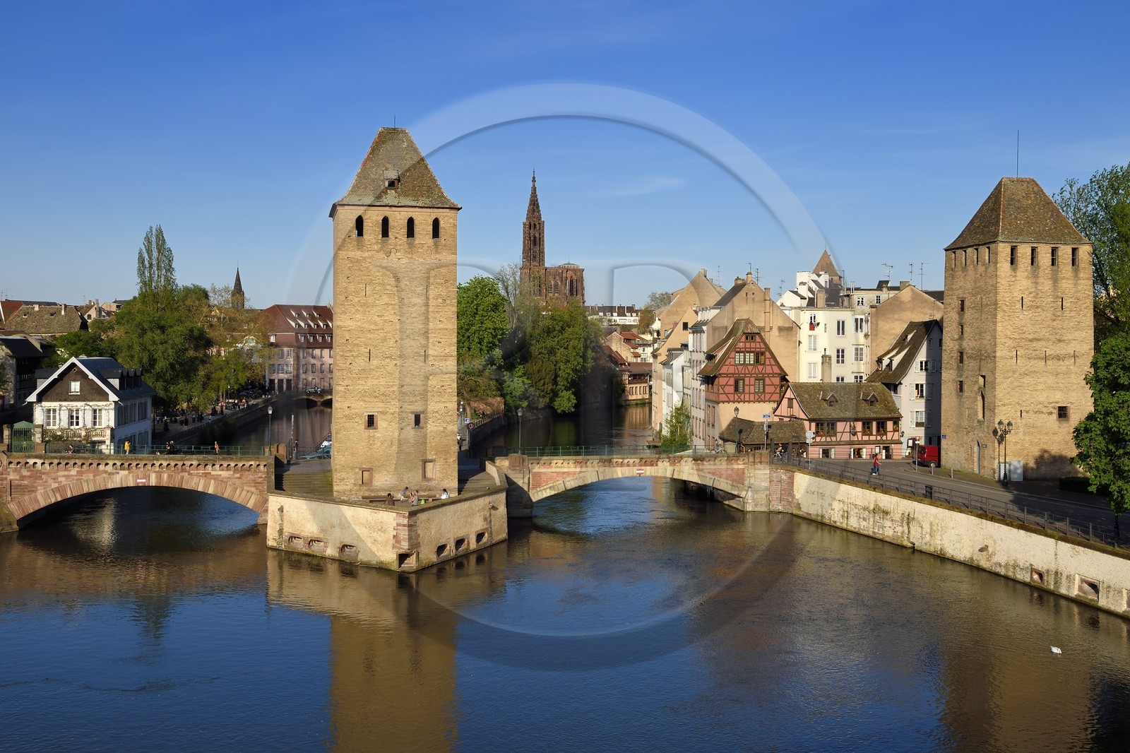 France, Bas Rhin (67), Strasbourg, vieille ville classée au Patrimoine Mondial de l'UNESCO, quartier de la Petite France, les Ponts Couverts et la cathédrale Notre Dame en arrière plan France, Bas Rhin (67), Strasbourg, vieille ville classée au Patrimoine Mondial de l'UNESCO, quartier de la Petite France, les Ponts Couverts et la cathédrale Notre Dame en arrière plan