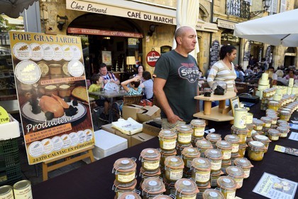 France, Dordogne, Perigord Noir, Dordogne valley, Sarlat la Caneda, market day on Place de la Liberté (Liberty square), Christophe Jardel truffle and foie gras producer