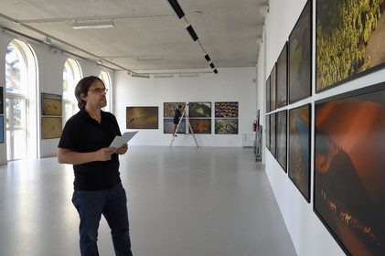 France, Var (83), la rade de Toulon, La Seyne-sur-Mer, quartier de Tamaris, la villa Tamaris, centre d’art consacré à l’exposition de l’art contemporain, le directeur artistique Cyril Bruneau installe l'exposition de photographies Legacy de Yann Arthus-Bertrand