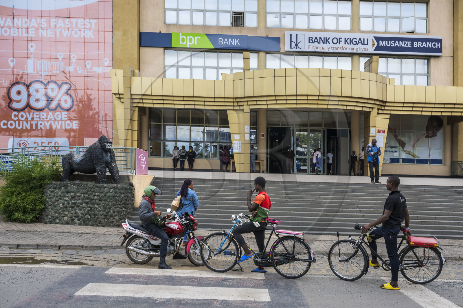 Rwanda, Province du Nord, Musanze (anciennement nommée Ruhengeri), centre commercial Goico plaza, moto et vélo taxi attendant le client