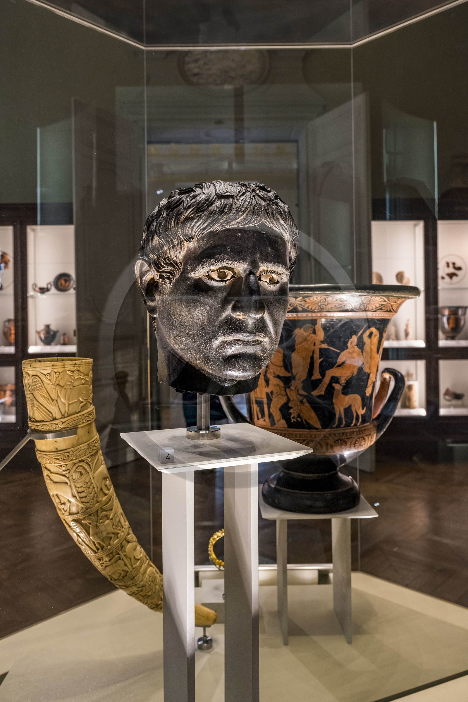 France, Paris (75), Bibliothèque Nationale de France, site Richelieu, la Salle de Luynes, portrait masculin, Abruzzes (Italie) entre 340 et 200 av J.-C., cette tête appartenait à une statue honorifique d'un noble du Samnium