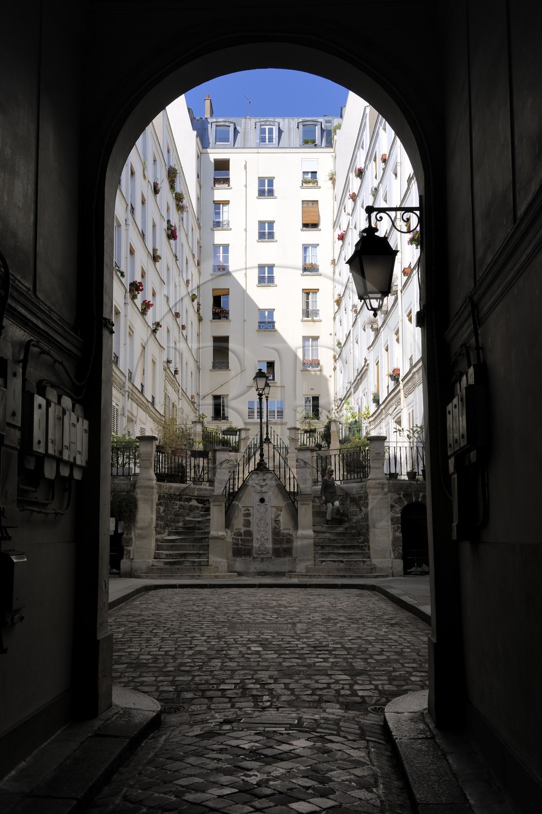 France, Paris (75), la Butte Montmartre, cour intérieure du 40 rue Durantin
