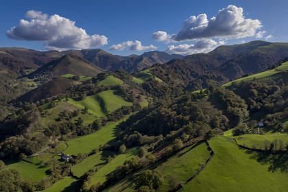 France, Pyrénées-Atlantiques (64), Pays-Basque, la vallée des Aldudes à Urepel, le Kintoa (le pays Quint) au sud de la vallée à cheval de la frontière espagnole (vue aérienne)