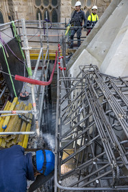 Espagne, Catalogne, Barcelone, quartier de l'Eixample, basilique de la Sagrada Familia de l'architecte du modernisme catalan Antoni Gaudi classée Patrimoine Mondial de l'UNESCO, chantier du cloitre sous la facade de l'abside, le ferraillage de l'ossature en béton armé Spain, Catalonia, Barcelona, Eixample district, Sagrada Familia basilica by Catalan modernist architect Antoni Gaudi, listed as a UNESCO World Heritage Site, cloister construction site under the facade of the apse, installation of reinforced concrete frame
