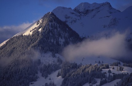 Suisse, région de Bern (Oberland Bernois), Saanenland, montagne dominant la station de Gstaad