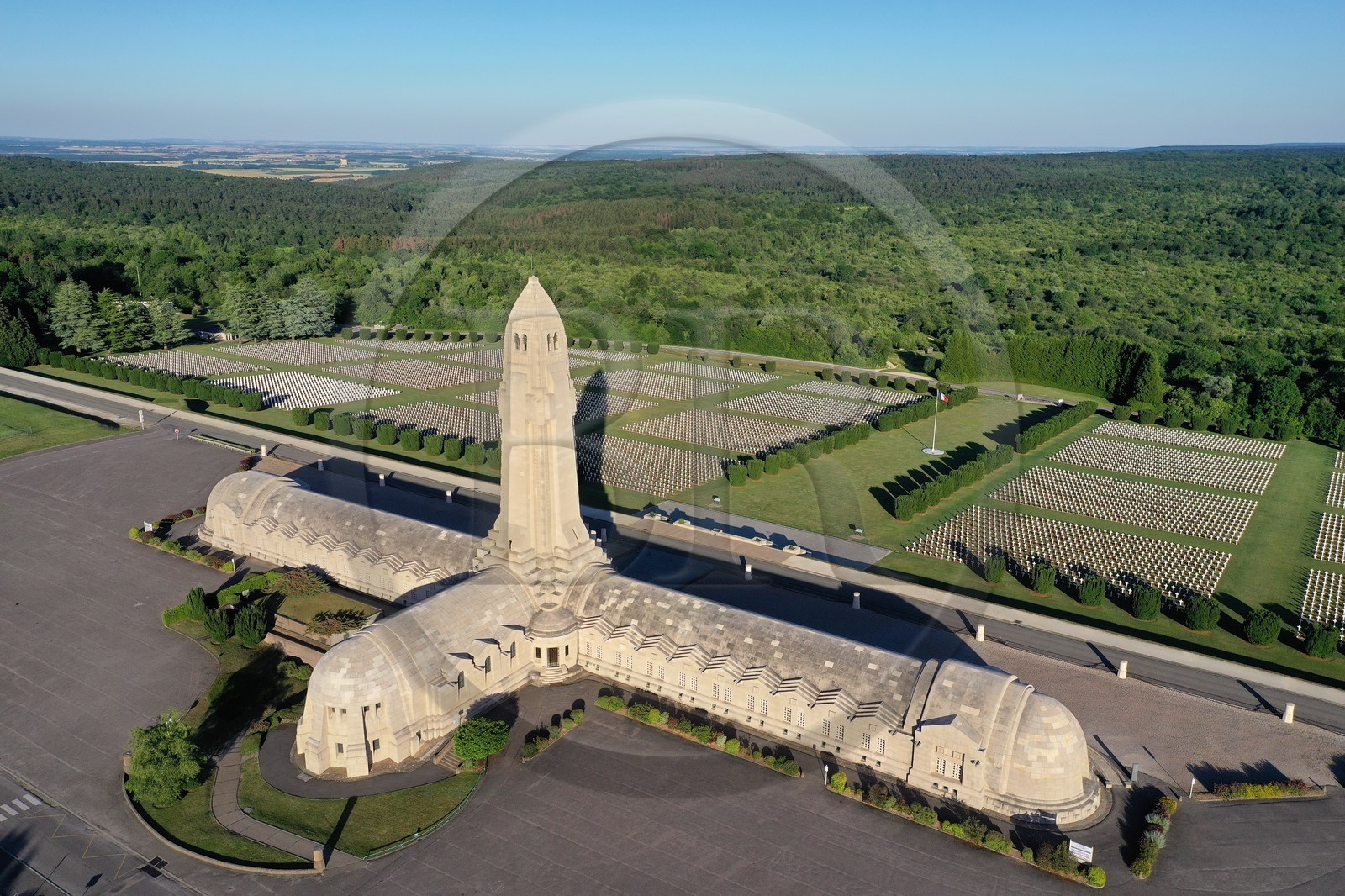 France, Meuse (55), Douaumont, bataille de Verdun, ossuaire de Douaumont, tombes de soldats align