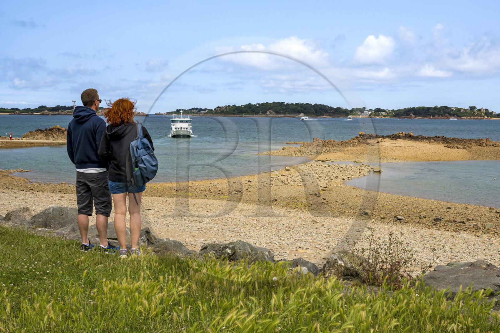 France, Côtes d'Armor (22), Ploubazlanec, vue sur l'archipel de Bréhat et bateau de liaison