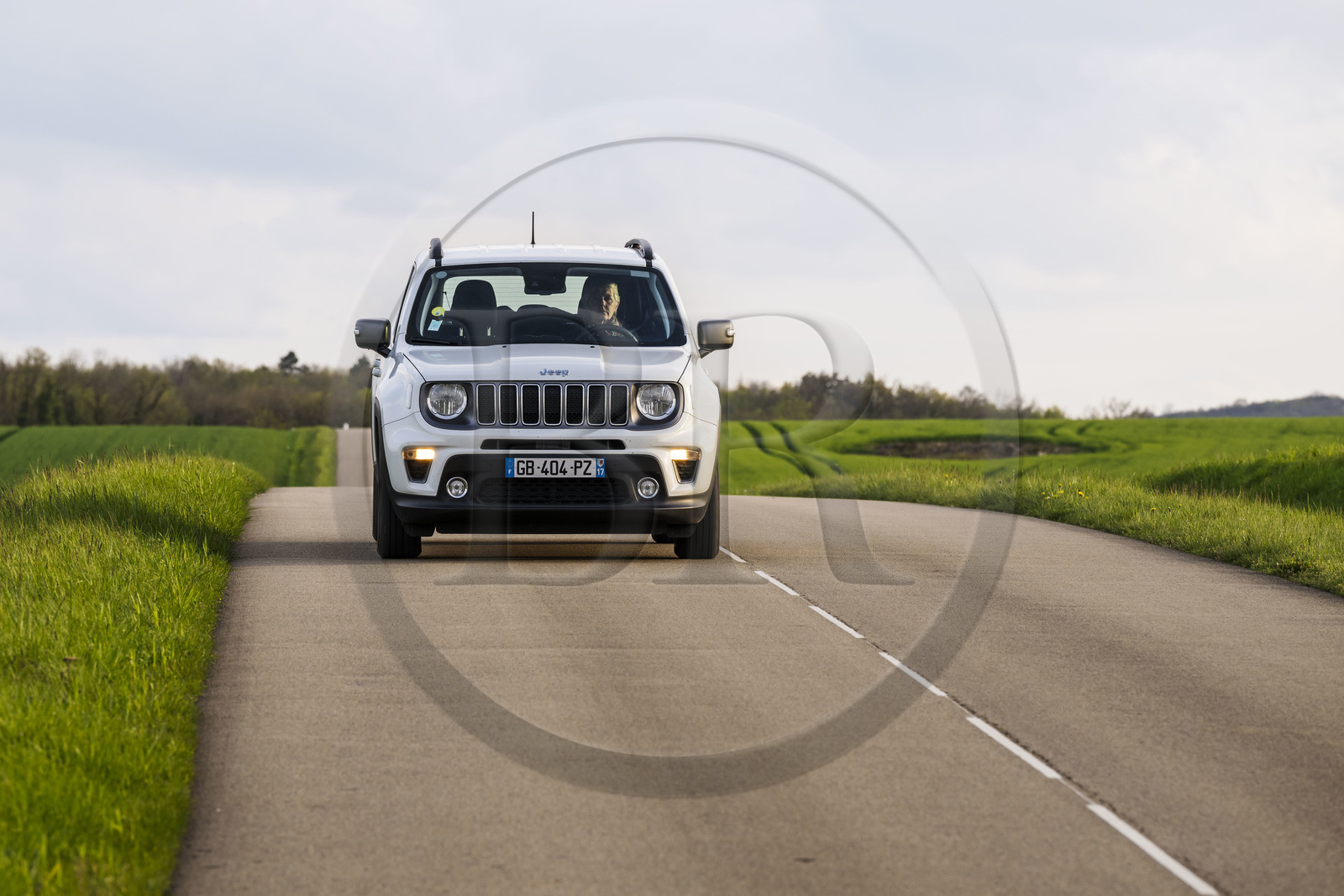 France, Yonne (89), vallée du Serein, Grimault, sur la route D86 entre Massangis et Noyers-sur-Serein France, Yonne (89), vallée du Serein, Grimault, sur la route D86 entre Massangis et Noyers-sur-Serein