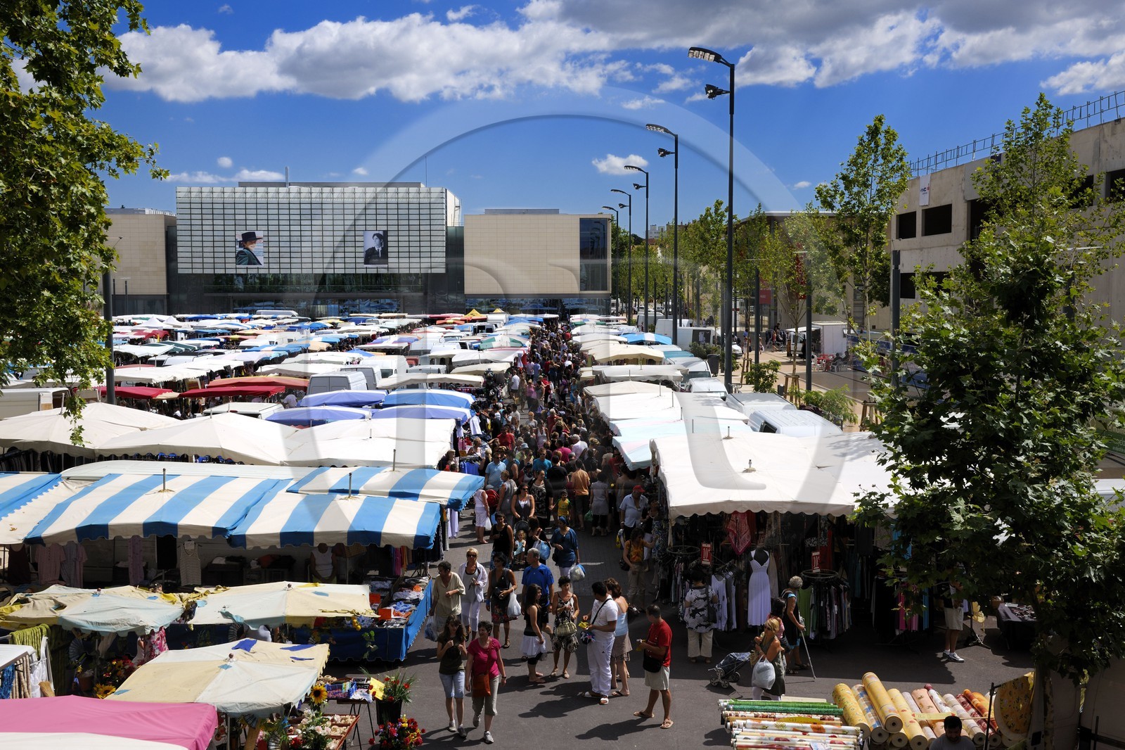 France, Hérault (34), Béziers, quartier du Champ de Mars, marché du vendredi sur la place du 14 juillet et la médiathèque André Malraux