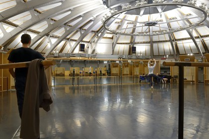 France, Paris (75), Opéra Garnier, une repetition sous la coupole de la grande rotonde, la plus grande salle de répétition Petipa est équipée d’un plateau à l’ita­lienne incliné