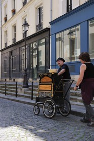 France, Paris (75), Gustave Corvers de Courcelles en Belgique, musicien de rue à l'Orgue de barbarie accompagné de son épouse, dans les rues du 5ème arrondisement (web62 msn.com)
