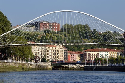 Espagne, Pays basque espagnol, Biscaye, Bilbao, passerelle suspendue Zubizuri dessinée par l'architecte Santiago Calatrava sur le Ria de Bilbao
