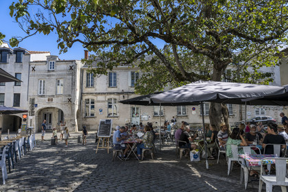 France, Charente-Maritime (17), La Rochelle, terrasses de restaurant sur la place de la fourche