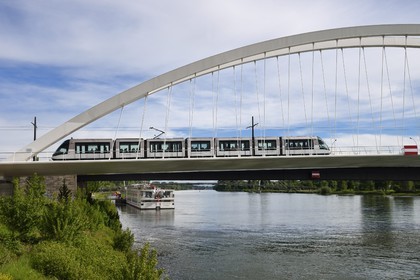 France, Bas-Rhin (67), Strasbourg, le pont piéton, vélo et du tram de la ligne D sur le Rhin reliant Strasbourg à Kehl en Allemagne inauguré le 28 avril 2017 appelé pont Beatus Rhenanus