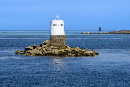 France, Finistère, Roscoff, islets exposed at low tide, Dulsen beacon