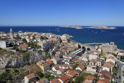 France, Bouches-du-Rhône (13), Marseille, quartier d'Endoume, le Vallon des Auffes, l'archipel du Frioul avec le Chateau d'If en arrière plan