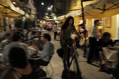 Italie, Lombardie, Milan, cycliste naviguant entre les tables des terrasses de restaurants via Brera