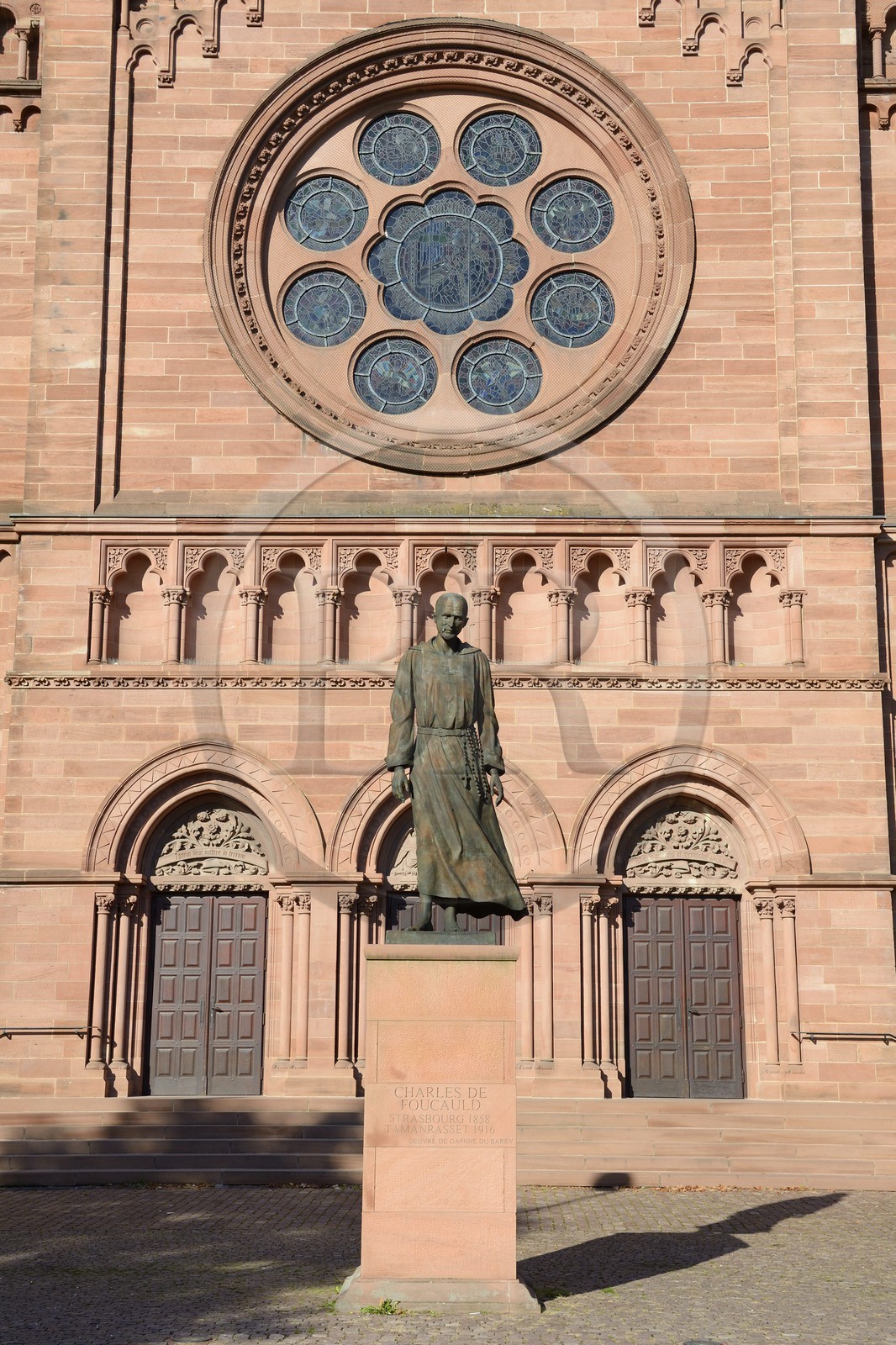France, Bas-Rhin (67), Strasbourg, quartier de la Neustadt datant de la periode allemande, église catholique Saint-Pierre-le-Jeune, statue de Charles de Foucauld