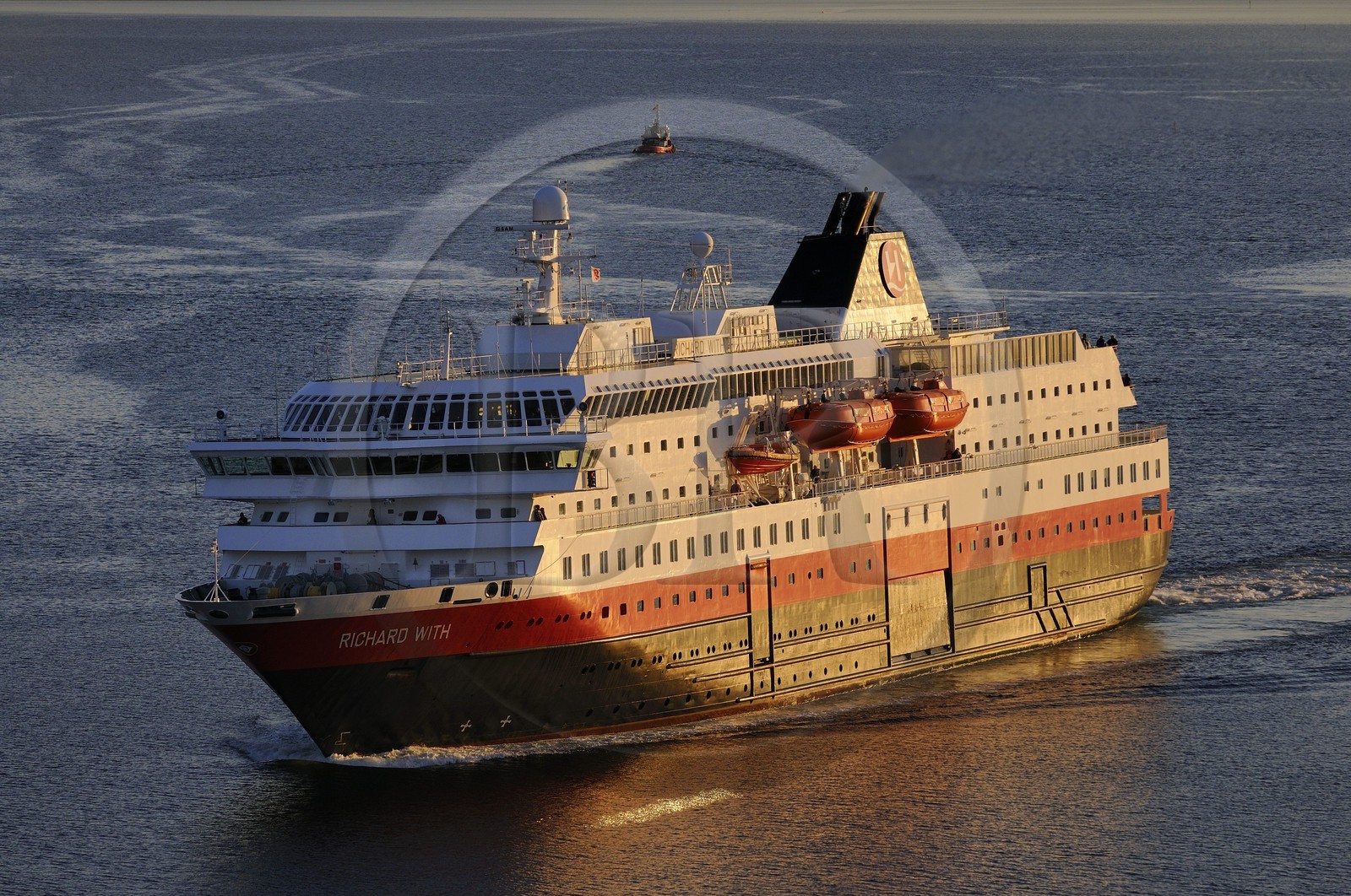Norvège, Troms, le port de Tromso, l'express cotier Hurtigruten dans le fjord Tromsesundet