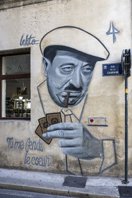 France, Vaucluse (84), Avignon, sur un mur de Mon Bar rue de la Campane, un portrait de Raimu lors de la partie de cartes du film Marius de Marcel Pagnol par l'artiste graffeur Lekto