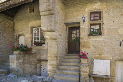 France, Yonne (89), Montréal (Bourgogne), maison du XIIIe siècle dans la Grand-Rue