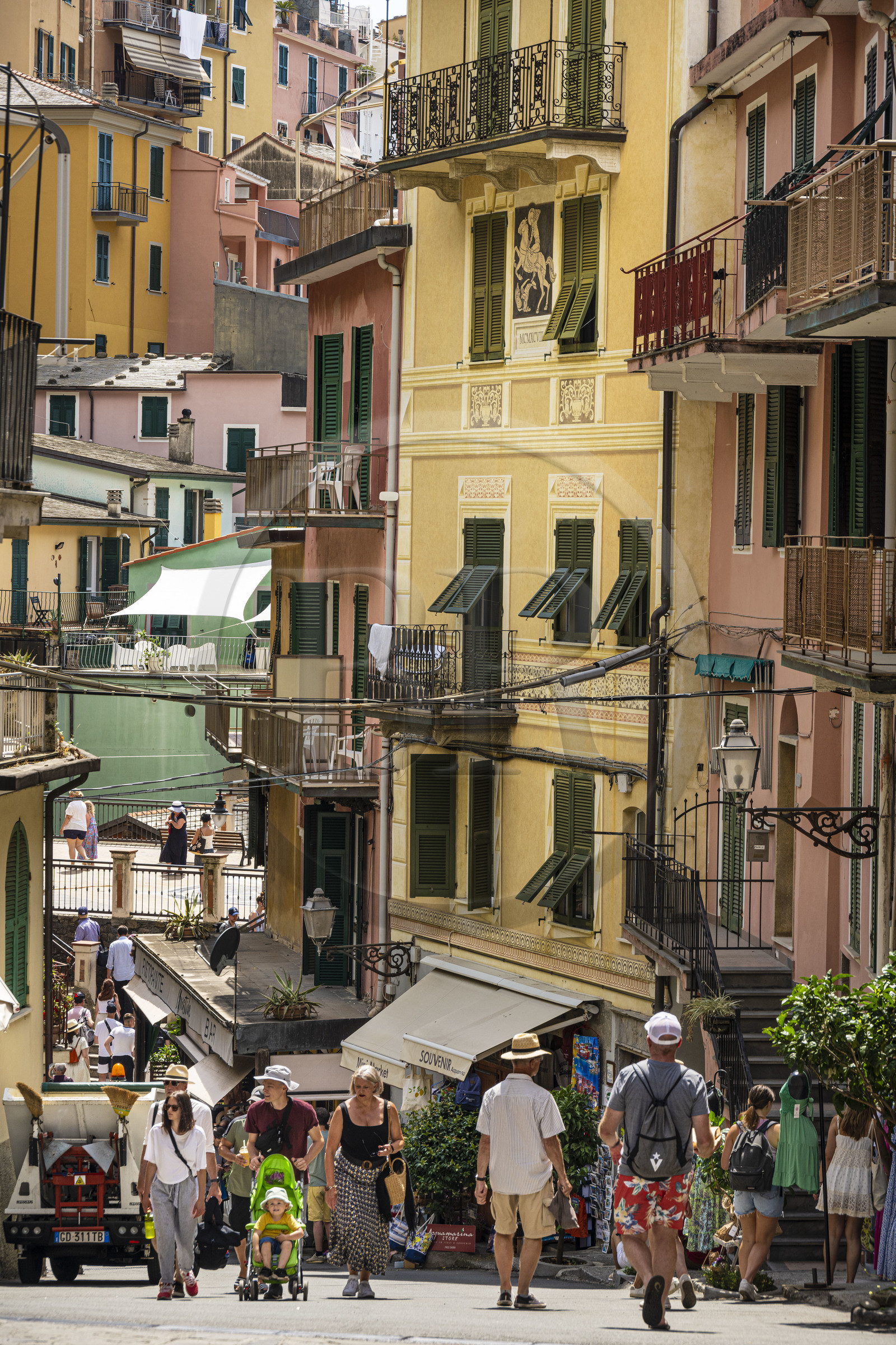 Italie, Ligurie, Cinque Terre, parc national des Cinque Terre classé Patrimoine Mondial de l'UNESCO, la rue principale du village de Manarola