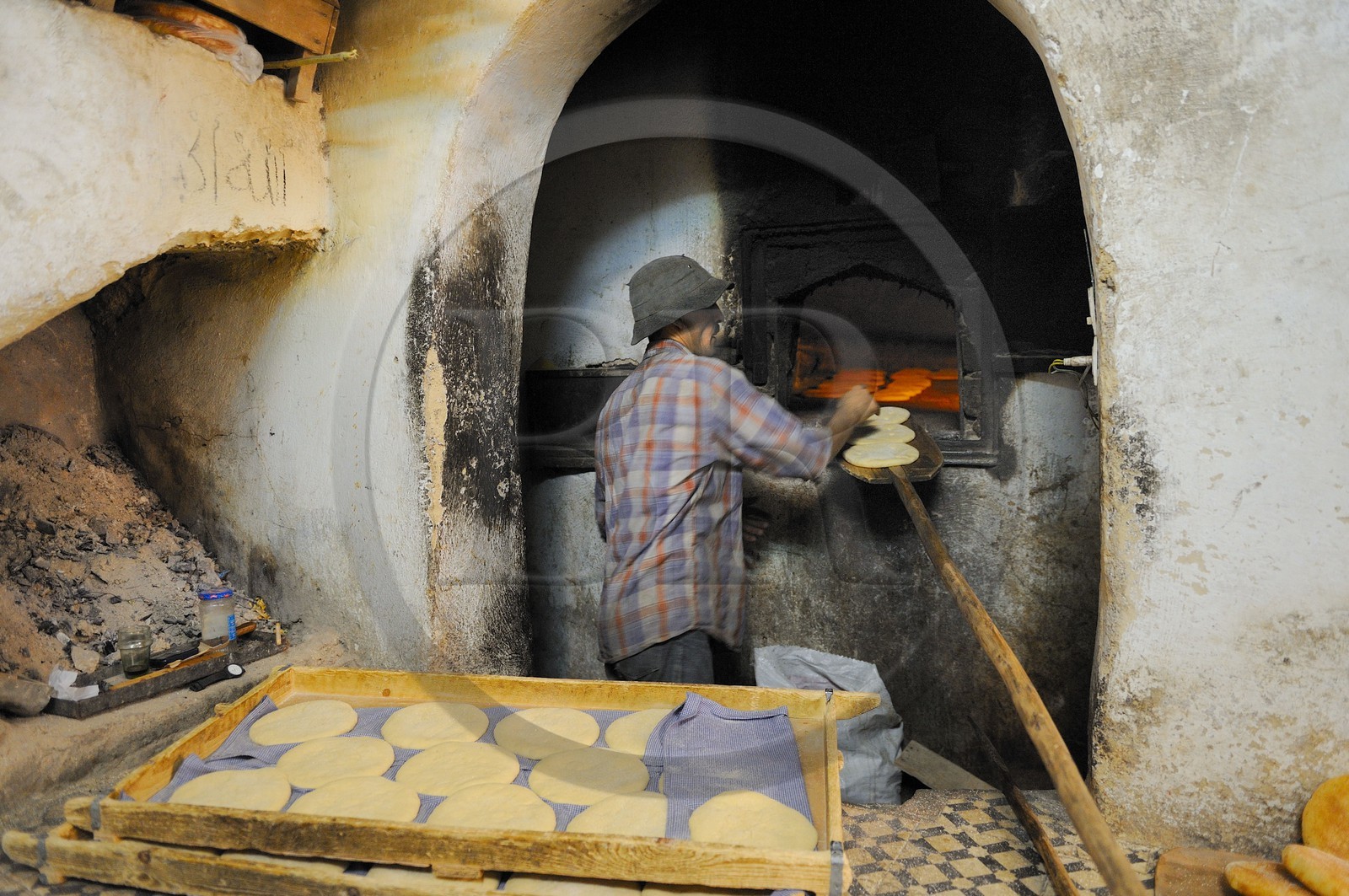 Maroc, Moyen Atlas, Fès, ville impériale, médina classée Patrimoine Mondial de l'UNESCO, boulanger traditionel