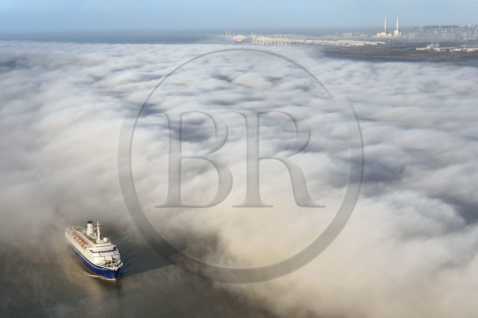 France, Seine-Maritime (76), Le Havre, le port du Havre emerge d'une mer de nuages, bateau de croisière au premier plan