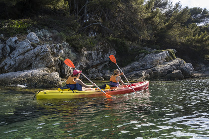 France, Alpes-Maritimes (06), Cannes, randonnée en kayak aux Iles de Lérins, en longeant la cote nord de l'Ile Sainte-Marguerite vers la Pointe du Vengeur