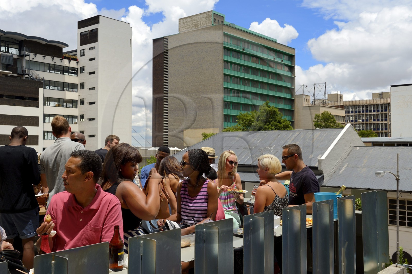 Afrique du Sud, province de Gauteng, Johannesburg, quartier de Braamfontein, Neighbourgoods Market, marché du samedi qui est autant une source d'approvisionnement pour des aliments de la ferme et des produits spécialisés comme il est un point de rencontre de la communauté pour échanger des idées et être entrainé par l'énergie qui fait Joburg