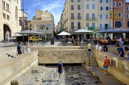 France, Aude (11), Narbonne, place de l'Hôtel de Ville, vestiges de la Voie Domitienne (Via Domitia) au pied du Palais des Archevêques