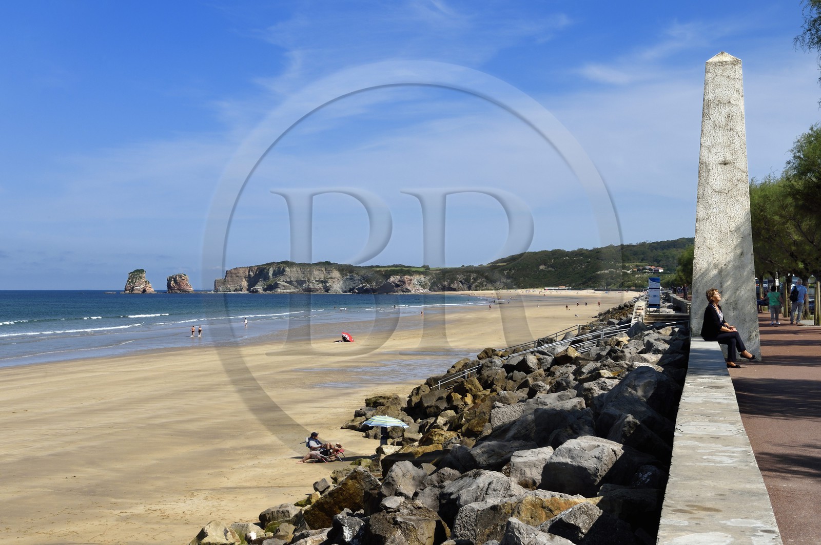 France, Pyrénées-Atlantiques (64), la côte du Pays-Basque, Hendaye, les rochers dits les jumeaux au bout de la plage d'Hendaye constituent le prolongement de la Corniche Basque
