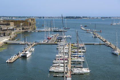 France, Morbihan (56), Lorient, le port de Lorient La Base dans l'ancienne base de sous-marins construite par les Allemands, il est conçu et équipé de façon à accueillir les professionnels du nautisme, les événements nautiques et les grandes unités telles que les monocoques et les multicoques de la Course au Large