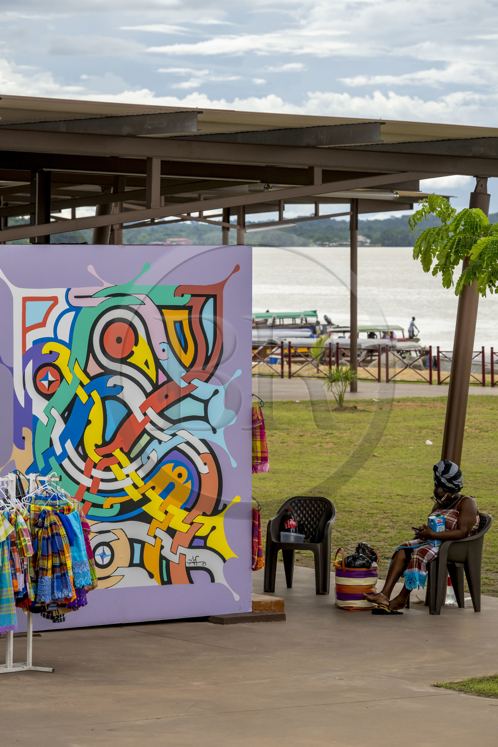 France, Guyane, Saint-Laurent-du-Maroni, berges réaménagées du quartier de La Charbonnière aux racines bushinenguées, nouveau kiosques colorés et habillés d’une œuvre artistique originale d'art tembé réalisés par les artistes Francky Amété et Carlos Adaoudé