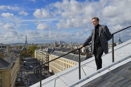 France, Paris (75), Pascal Monnet, administrateur du Panthéon, sur le toit du Panthéon, la rue Soufflot et la Tour Eiffel en arrière plan