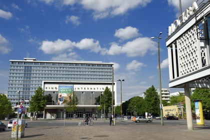 Allemagne, Berlin, la Karl-Marx Allee est la plus grande artère du pays menant d'Alexanderplatz à Frankfurter Tor et le régime communiste y faisait défiler son armée chaque année, la salle de cinéma Kino International et le Café Moskau (Café Moscou) à droite