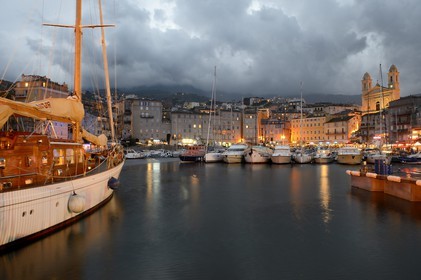 France, Haute-Corse (2B), Bastia, le Vieux-Port dominé par l'église Saint-Jean-Baptiste