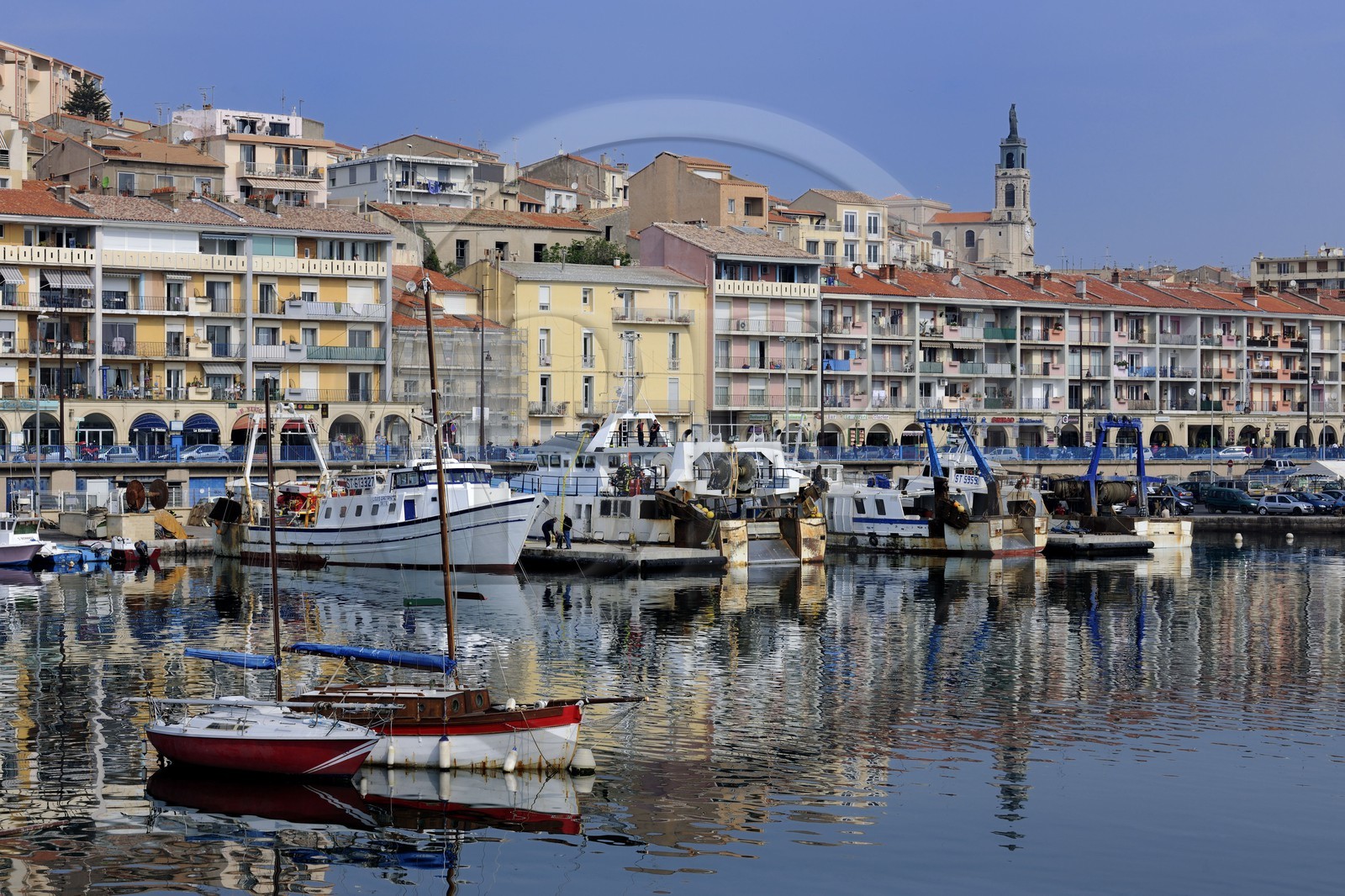 France, Hérault (34), Sète, vieux port à l'entrée du canal Royal, au fond l’église décanale saint Louis