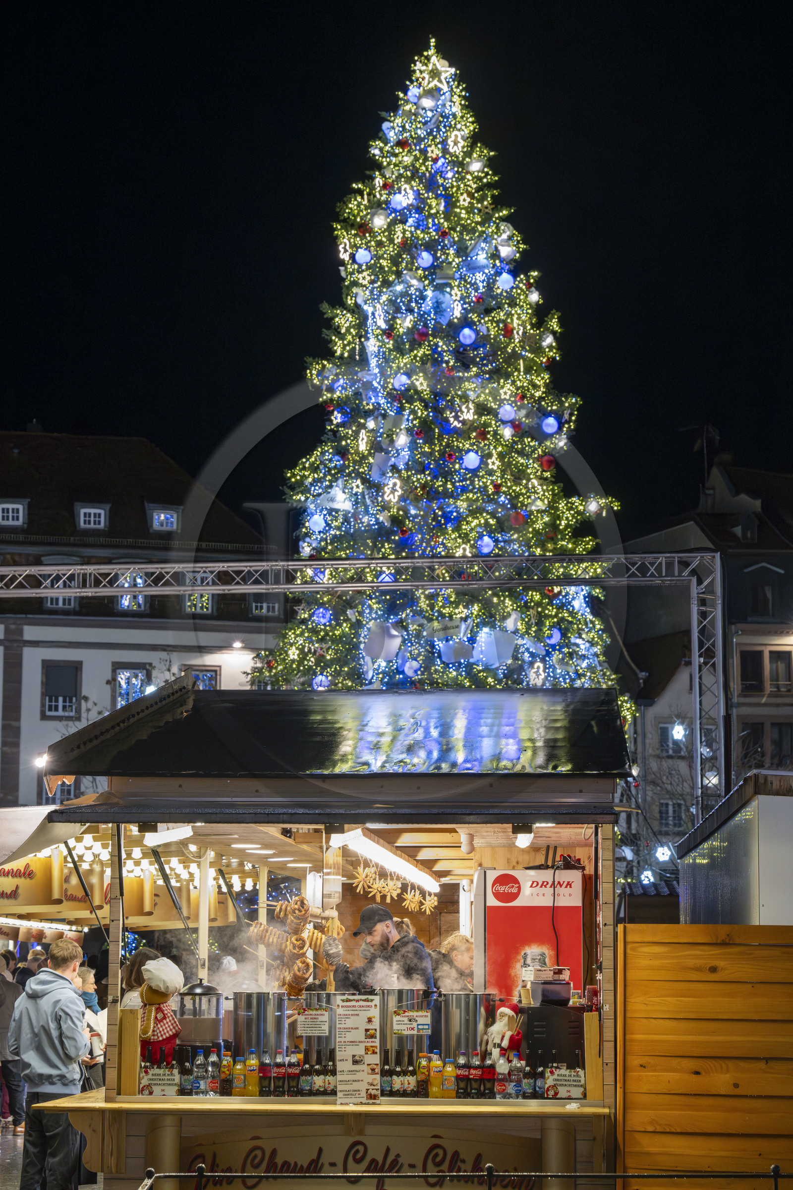 France, Bas-Rhin (67), Strasbourg, vieille ville classée au Patrimoine Mondial de l’UNESCO, le Grand Sapin de Noël de la place Kléber, stand de vin chaud