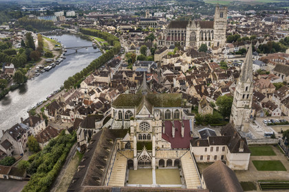 France, Yonne (89), Auxerre, Cité de la Parole et du Son, l'abbaye Saint-Germain et son cloitre surplombant le quartier de la Marine, la cathédrale Saint-Etienne en arrière plan (vue aérienne)