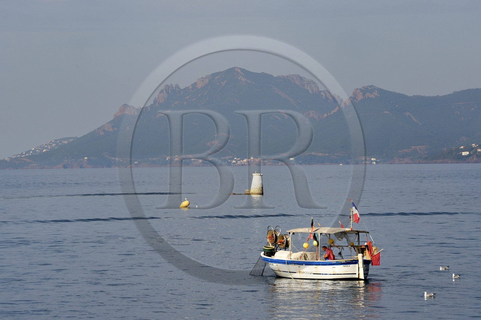 France, Alpes-Maritimes (06), Cannes, Iles de Lérins, bateau de peche au large de l'Ile Sainte-Marguerite et le massif des Maures en arrière plan